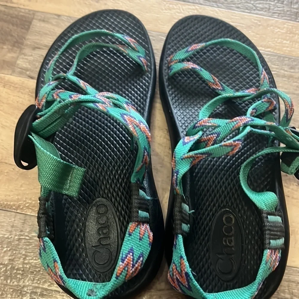 Youth Chaco Sandals Size 4 great gender neutral pattern
